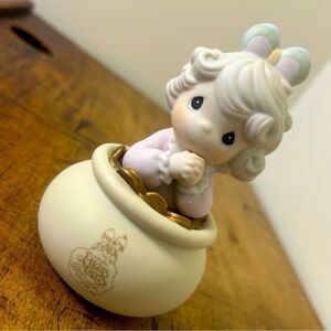 Precious Moments Collectors' Club You Are The End Of My Rainbow Pot of Gold 5"